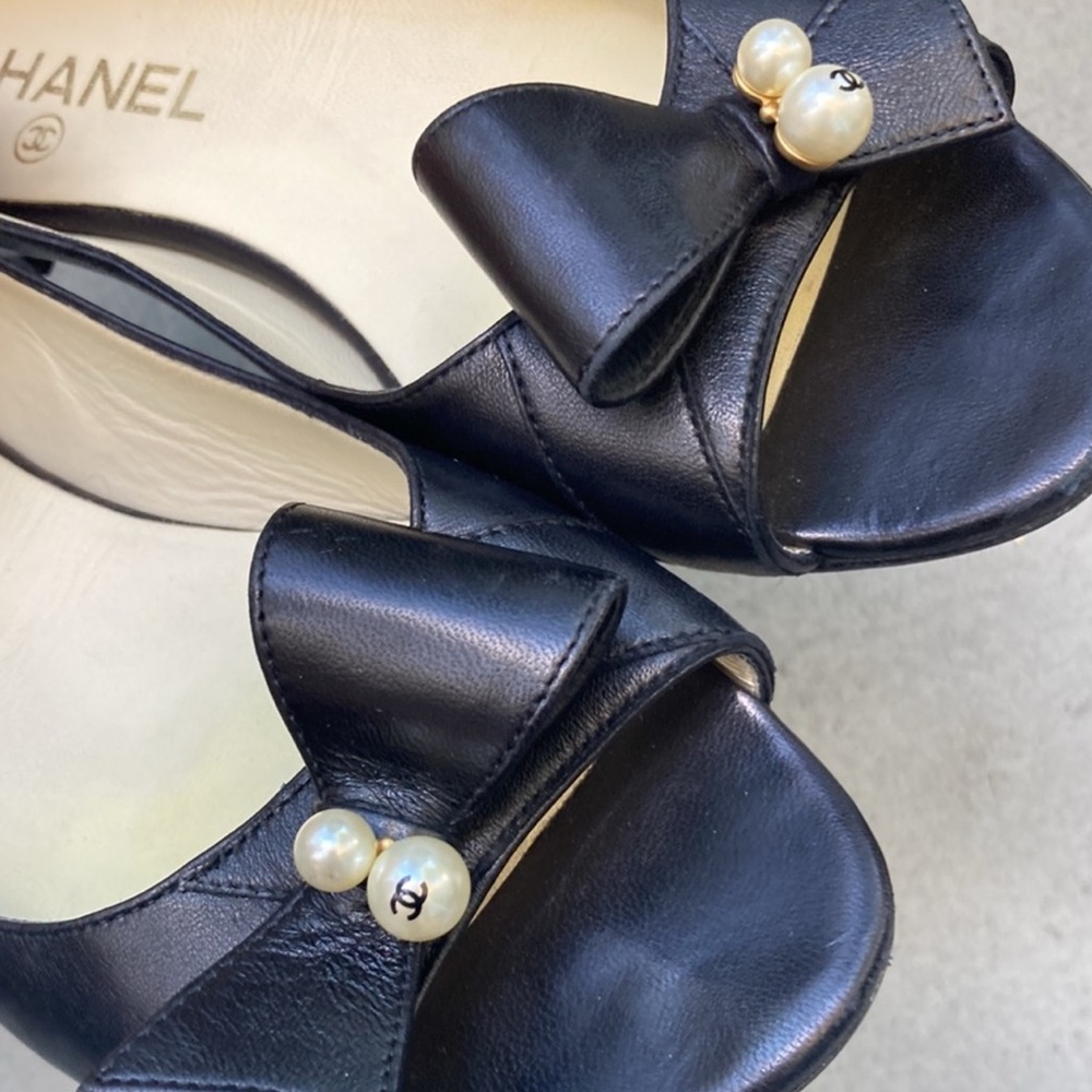 CHANEL Black Flats with Bow and Pearl Detail - Picture 5 of 5